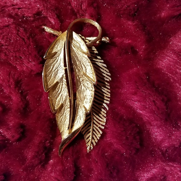 Vintage Jewelry - LISNER VINTAGE 1970's GOLD LEAF BROOCH!